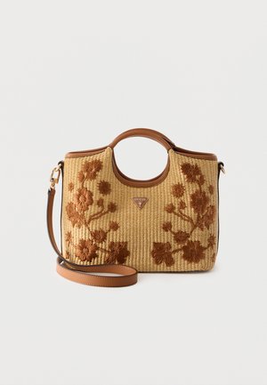 Lysebrun flettet håndtaske med brun blomsterbroderi, runde håndtag og aftagelig skulderrem, med en lille trekantet "Guess" logo-plakette.