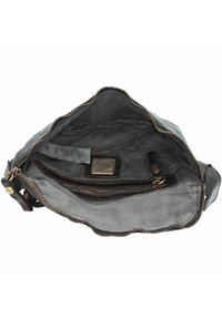 Interno di una borsa di tessuto grigio con una tasca con zip, fodera testurizzata e accessori in metallo. Presenta un'etichetta e cuciture a contrasto. Design compatto.