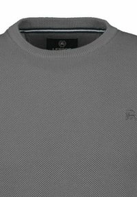 Grijze trui met textuur en een ronde halslijn, voorzien van geribbelde boorden aan de mouwen en zoom, en een klein logo op de borst. Duurzame gebreide stof.