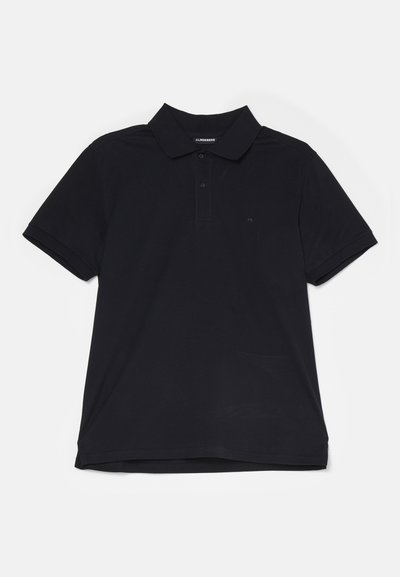 Svart polo skjorte laget av glatt stoff. Har krage, placket med to knapper, korte ermer og subtil logo detalj på brystet.