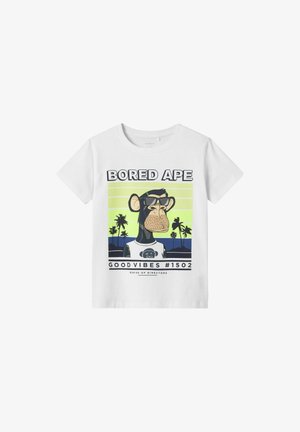 Wit katoenen t-shirt met een grafiek van een cartoonaap die een zonnebril draagt. De achtergrond bevat palmbomen en een groen-blauwe gradient.