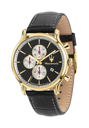 Orologio da polso con cassa in oro, quadrante nero, tre contatori argentati del cronografo, finestra per la data e cinturino in pelle nero con cuciture.