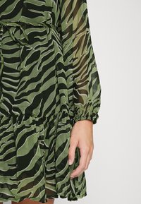 Vero Moda Petite Freizeitkleid - green
