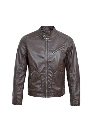 Chaqueta de cuero marrón con un collar alto, cierre zip frontal y dos bolsillos laterales. Cuenta con un bolsillo en el pecho con un cierre diagonal. Textura suave.