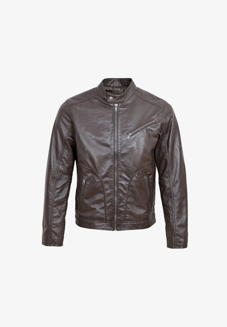 Braune Lederjacke mit hohem Kragen, durchgehendem Reißverschluss und zwei Seitentaschen. Verfügt über eine Brusttasche mit einem diagonalen Reißverschluss. Glatte Textur.