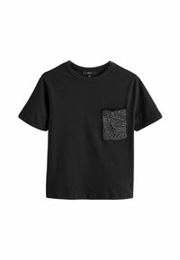 T-shirt nera in cotone con maniche corte e colletto rotondo. Presenta una tasca sul lato sinistro con un motivo astratto bianco in contrasto.