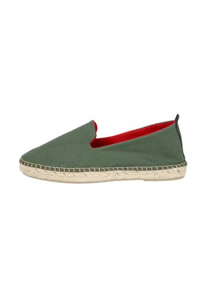 Zapato espadrille casual tipo slip-on con parte superior de tela verde, forro interior rojo y suela trenzada de yute sobre fondo blanco.