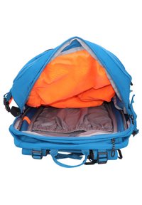 Niebieski plecak z tkaniny z pomarańczowym wnętrzem. Posiada liczne przegrody, szare wykończenie i wytrzymałe zamki błyskawiczne. Zawiera regulowane szelki.