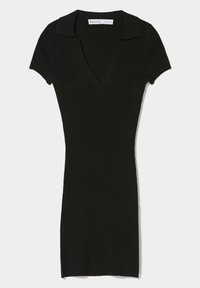 Zwarte ribgebreide jurk met V-hals, korte mouwen en een aansluitende pasvorm. Het materiaal heeft een zachte textuur met minimale details.