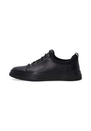 Schwarze Leder-Sneaker mit runder Zehenform, Schnürdesign, strukturiertem Obermaterial und kontrastierender Gummisohle. Dezente Markenkennzeichnung am Hinterteil.