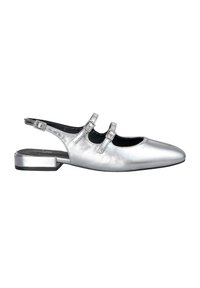 Chaussure slingback en métal argenté avec un bout pointu, deux brides réglables et un petit talon bloc. Texture lisse et design minimaliste.