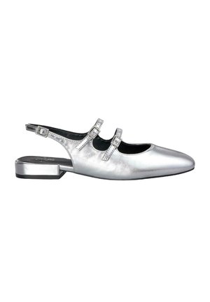 Scarpa slingback in argento metallico con punta affusolata, due cinturini regolabili e tacco basso a blocco. Texture liscia e design minimalista.