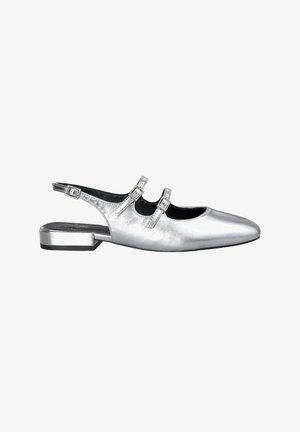 Metallisch silberner Slingback-Schuh mit spitzem Zeh, zwei verstellbaren Riemen und einem niedrigen Blockabsatz. Glatte Textur und minimalistisches Design.