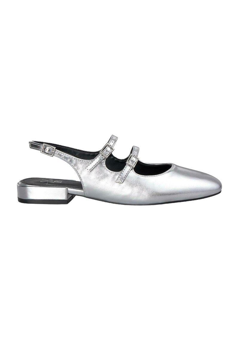 Chaussure slingback en métal argenté avec un bout pointu, deux brides réglables et un petit talon bloc. Texture lisse et design minimaliste.