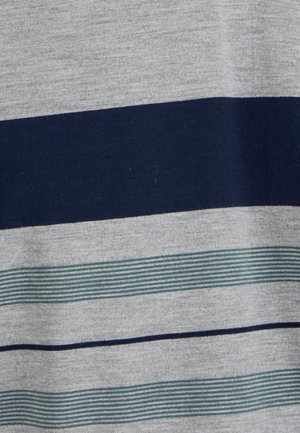 Grijze stof met horizontale strepen in marineblauw en teal. Zachte textuur met variërende streepbreedtes.