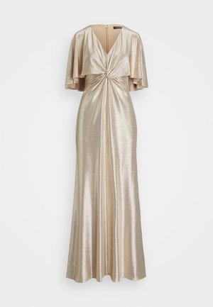 Metaliczna złota długa sukienka z krótkimi, falującymi rękawami, głęboko wyciętym dekoltem w kształcie V, skręconym przodem i ukrytym zapięciem z tyłu. Gładka, teksturowana tkanina.