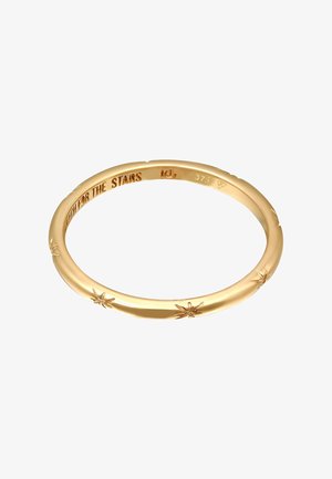 Guldring med en glat overflade og diskrete stjerneskuddetaljer, stemplet indeni med "Reach for the Stars" og renhedsmærket "375."