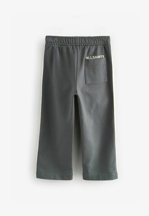 Temno sive trenirka z zadnjim žepom, elastičnim pasom in kontrastnimi svetlimi stranskimi črtami. Na zadnji strani je napis "ALLSAINTS" v beli barvi.