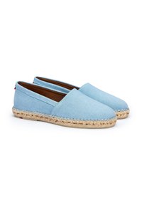 Lichtblauwe canvas espadrilles met een geweven jute zool en een bruine binnenkant. Naadloos bovenwerk ontwerp, met een ronde neus en elastische accenten aan de zijkanten.