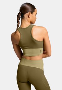 On MOVEMENT CROP - Top - hunter