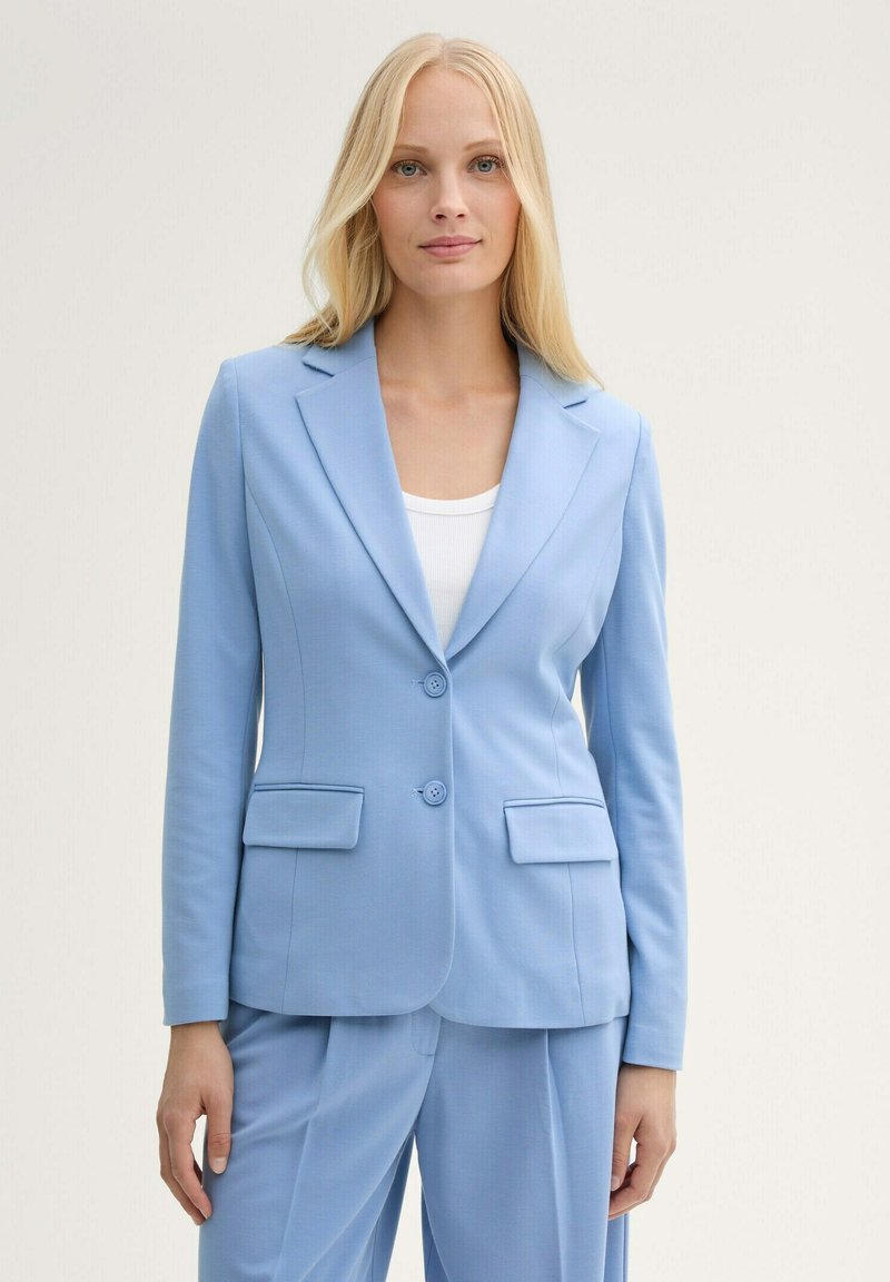 Light blue tailored blazer made of smooth fabric, featuring a notched collar, two front pockets, and two buttons, paired with matching pants.