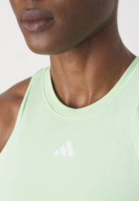 adidas Performance TRAIN ESSENTIALS REGULAR 3-STRIPES - Top - semi green spark/white