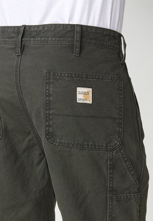Pantalones cargo verde oscuro, confeccionados en tejido duradero, con un bolsillo trasero con etiqueta, costuras reforzadas y un corte recto.