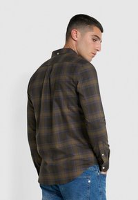 Langermige geruite shirt in bruin- en blauwtinten, met knoopmanchetten en een rugpas. Zacht materiaal met een lichte glans.