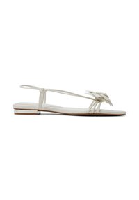 Flache Sandalen aus weißem Material mit minimalistisches Design. Sie verfügen über schlanke Riemen und ein dekoratives florales Akzent auf dem Blatt. Niedriger Absatz.
