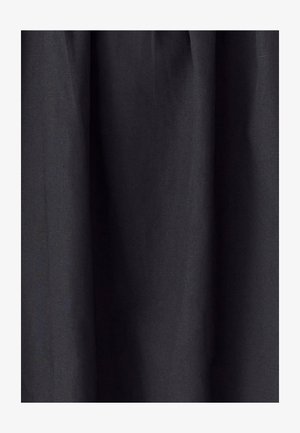 Musta kangas, jossa on sileä rakenne, kevyt ja hieman laskostettu muotoilu. Pinta on tasainen ilman näkyviä kuvioita tai koristuksia.