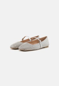 Pantofi ballet argintii cu vârful ascuțit, acoperiți cu mici strasuri, având o curea argintie la glezna și o talpă joasă. Design simplu și texturat.