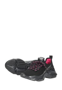 Zapatillas deportivas negras con parte superior de punto, acentos en rosa, suela texturizada y detalles reflectantes. Cuenta con cordones elásticos y suela de goma.