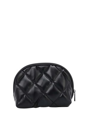 Bolso cosmético de cuero negro acolchado con parte superior redondeada y cierre de cremallera sobre fondo blanco.