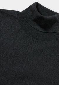 Maglione a collo alto nero in maglia con una vista ravvicinata del collo piegato e della finezza della trama del tessuto.