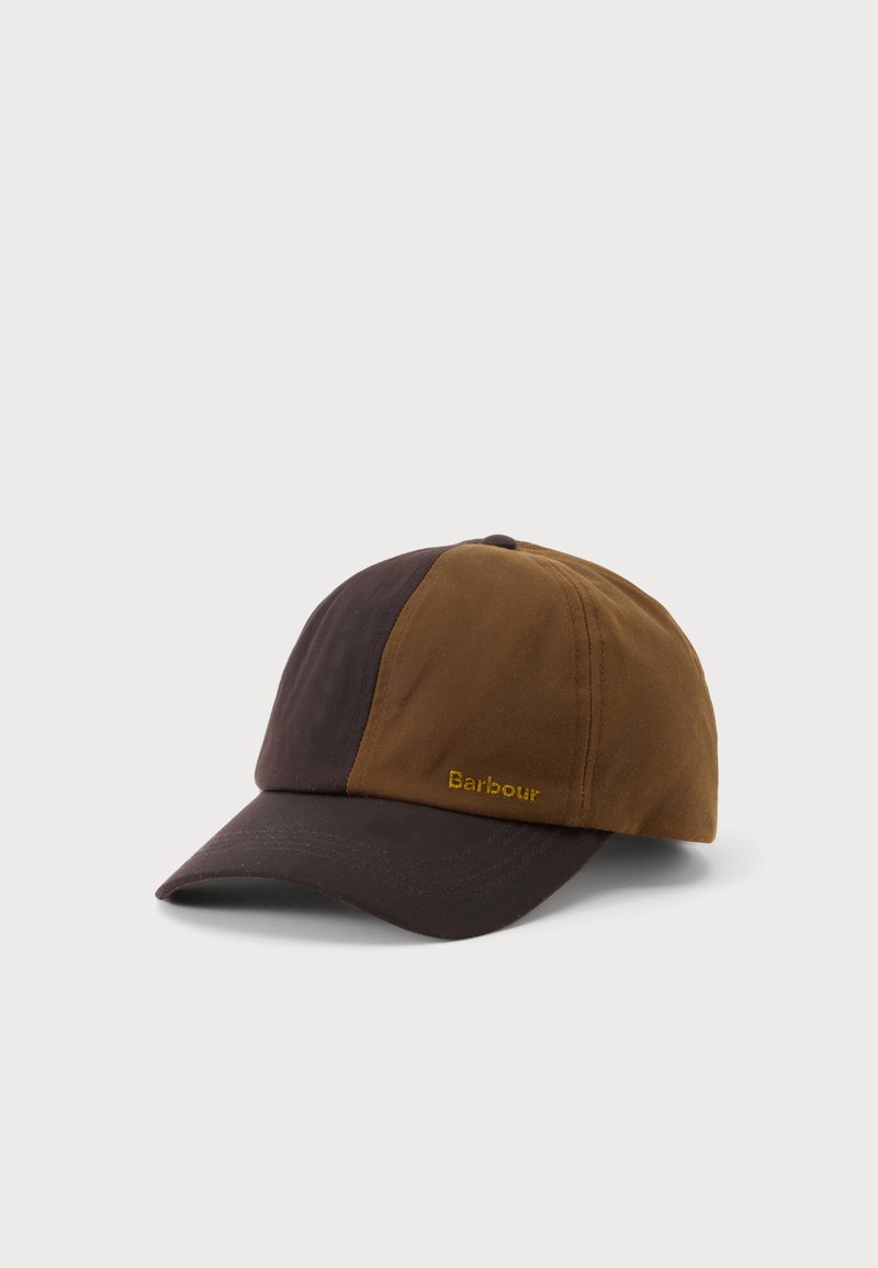 Καφέ και σκούρο καφέ καπέλο μπέιζμπολ Barbour με κυρτό γείσο σε λευκό φόντο.