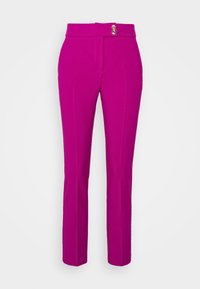 Hoge taille slim-fit magenta broek met een voornaad en dubbele zilveren knoopsluiting op de tailleband.