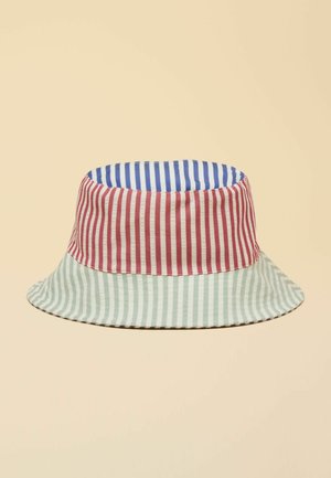 Eimerhut mit vertikalen Streifen in Rot, Weiß und Blau auf der Krone und Hellgrün und Weiß am Rand, vor einem beigen Hintergrund.