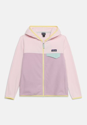 Veste polaire à capuche rose clair et lavande avec bordure de fermeture éclair jaune et petite poche à rabat bleu sarcelle sur la poitrine.