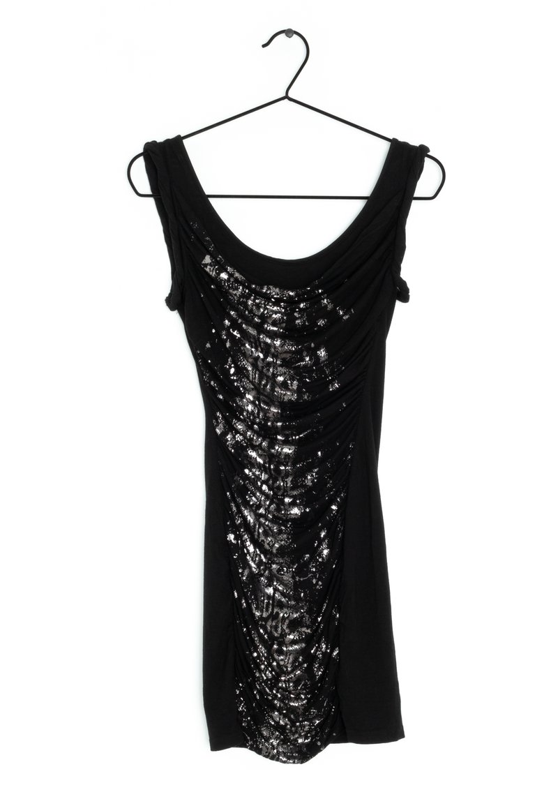 Robe sans manches noire sur un cintre, présentant un tissu froncé et des paillettes argentées sur le devant, avec un large décolleté en scoop et une texture lisse.