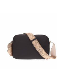 Borsa rettangolare nera con tracolla staccabile e stampa della mappa. Tessuto liscio, chiusura con zip, dettagli in hardware tono oro.