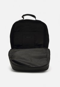 Zwarte rugzak met een gladde buitenkant, ritsluiting en een gestructureerde vorm. De binnenkant heeft een voering met logoprint en een insteekvak.