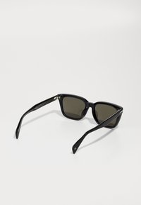 Ochelari de soare negri, cu o formă rectangulară, lentile de culoare închisă, rame din plastic lucios și brațe subțiri cu un detaliu texturat.