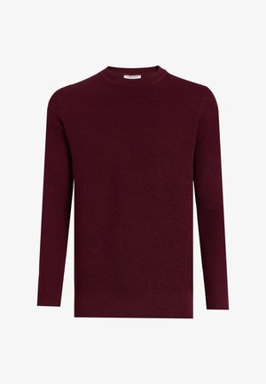 Vinrød strikket sweater med tekstureret mønster, rund hals og lange ærmer. Ribbet manchetter og kant giver struktur. Blødt, varmt stof.