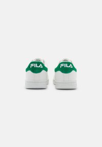 Sneaker bianche con accenti in suede verde sul tallone e lacci bianchi. Presentano un logo bianco in rilievo sul tallone e una suola in gomma testurizzata.