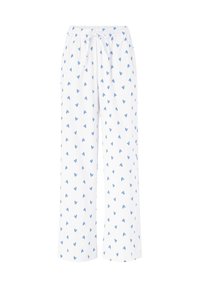 Witte broek met een geweven textuur, voorzien van een blauw hartjespatroon. De tailleband is elastisch met een koordje voor aanpassing.