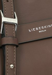 Liebeskind Berlin LORA UMHÄNGE - Umhängetasche - light truffel