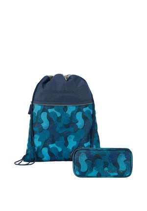 Kordelrucksack und Federmäppchen mit blauem und türkisfarbenem abstraktem Muster und dem Markennamen „coocazoo“ auf der Vorderseite.