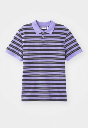 Tricou polo scurt cu mânecă, de culoare purpurie, cu dungi orizontale negre, având guler, plachetă cu două butoane și o textură de țesătură moale.