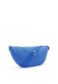 Blå tygaxelväska med en böjd form, texturerade bladmönster, justerbar rem och silverfärgade detaljer.