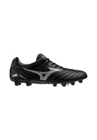 Scarpa da calcio nera con tomaia sintetica texturizzata, design ondulato e dettagli in argento. Presenta una suola stampata con tacchetti per una migliore trazione.